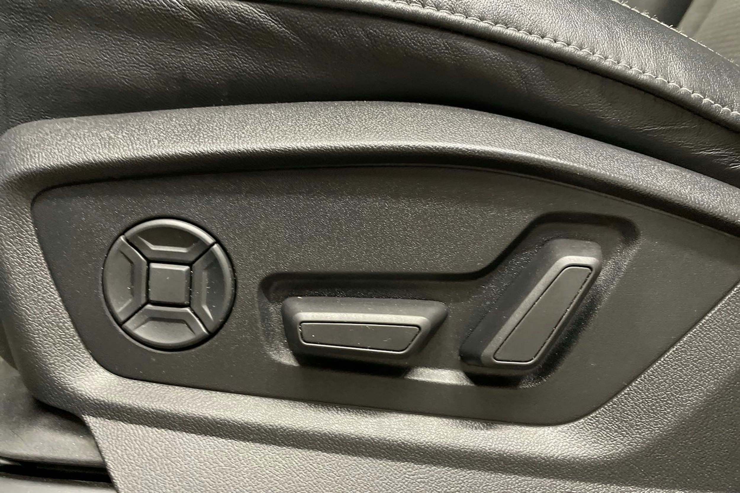 Sininen Audi Q8 2021 kuva 28.