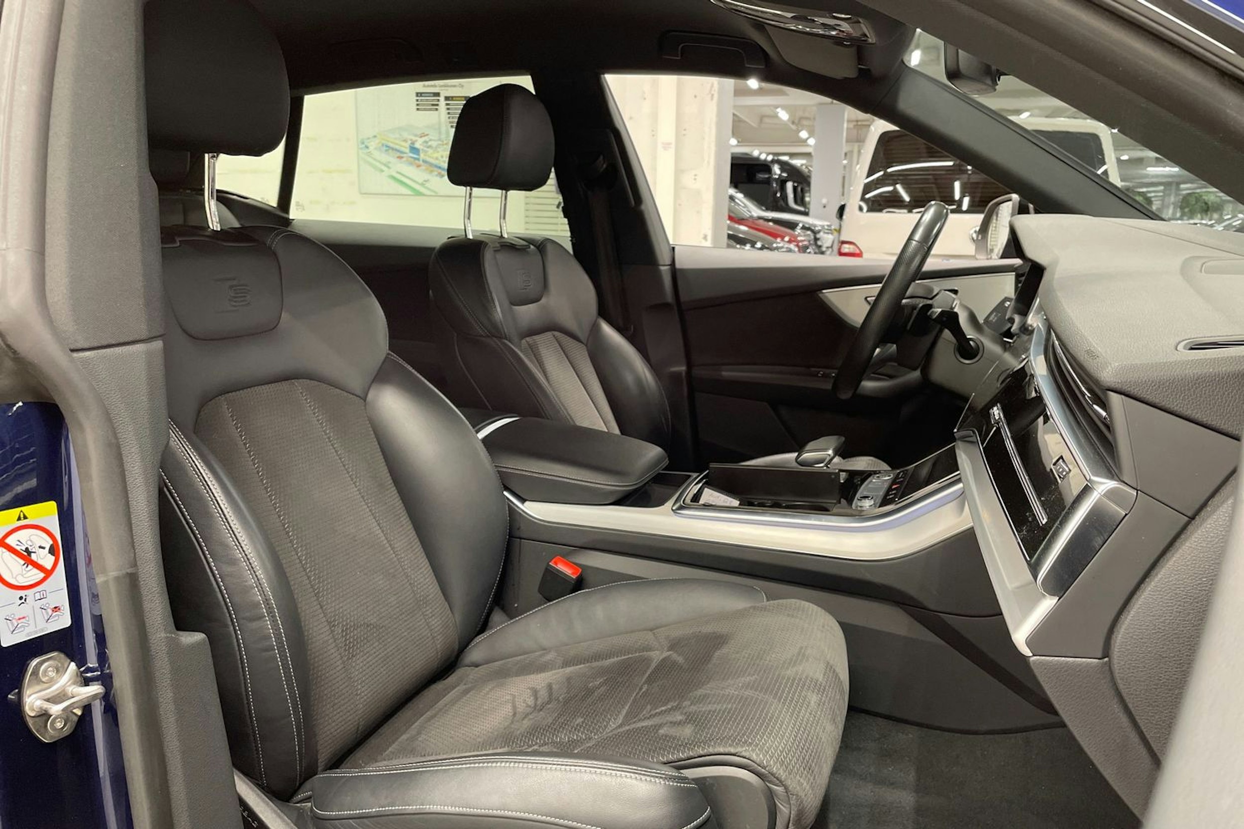 Sininen Audi Q8 2021 kuva 32.