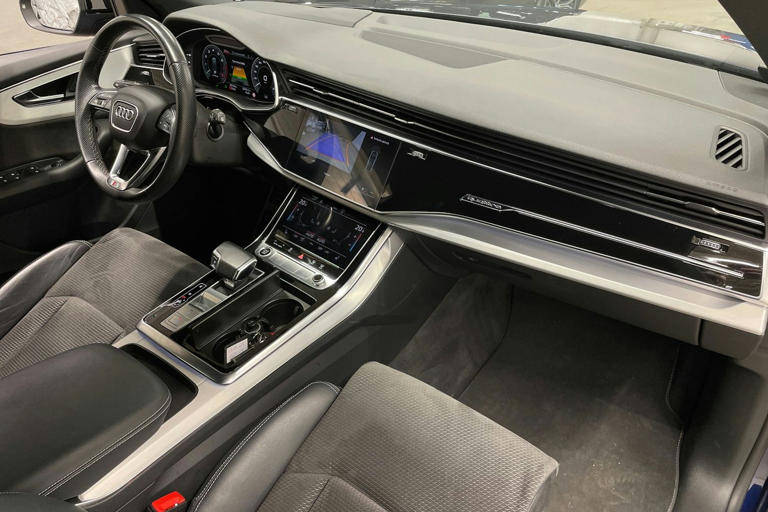 Sininen Audi Q8 2021 kuva 33.