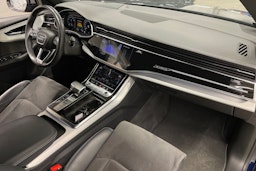 Sininen Audi Q8 2021 kuva 33.