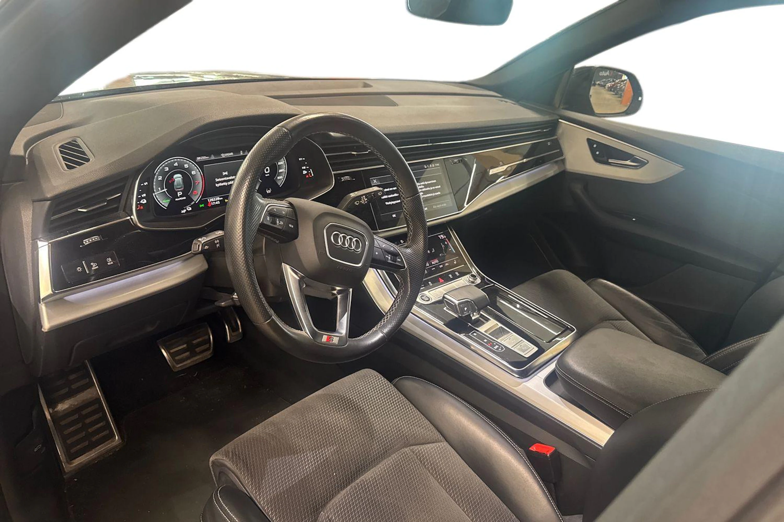 Sininen Audi Q8 2021 kuva 3.