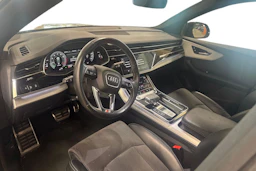 Sininen Audi Q8 2021 kuva 3.