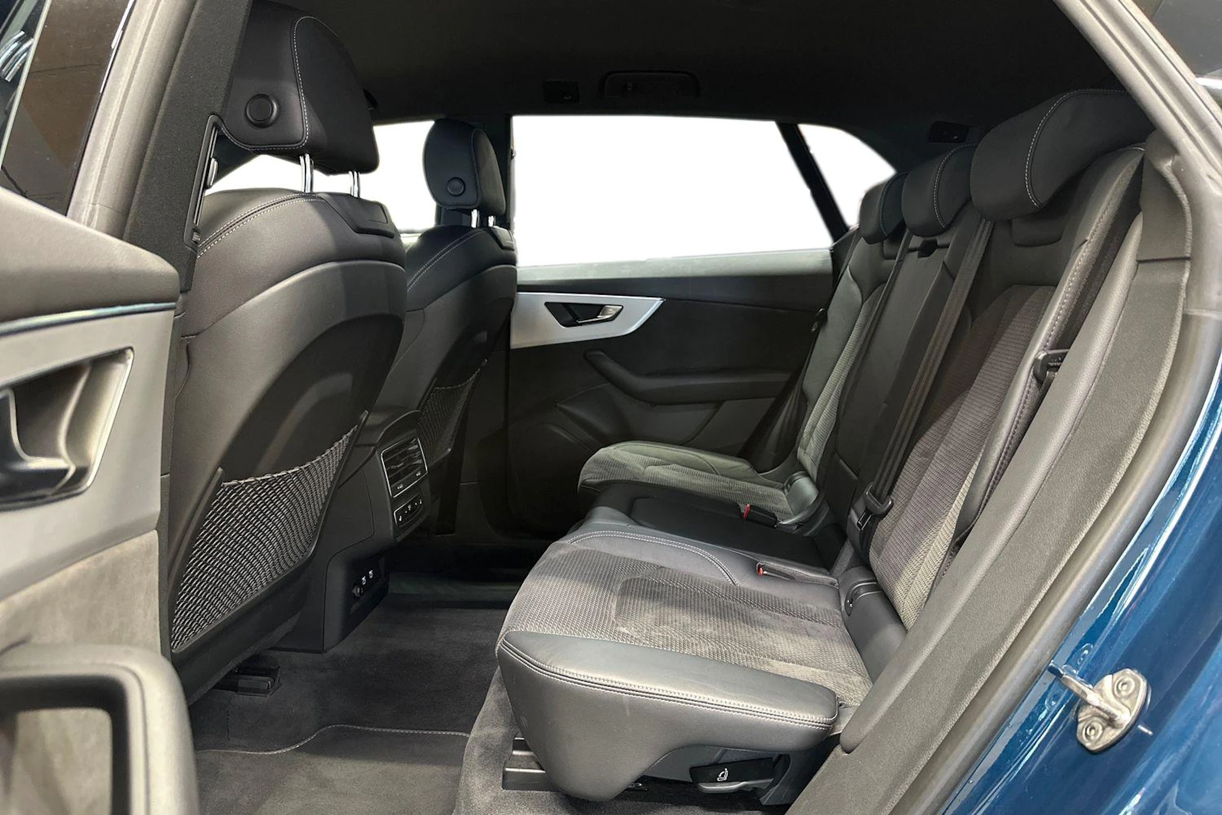 Sininen Audi Q8 2021 kuva 8.
