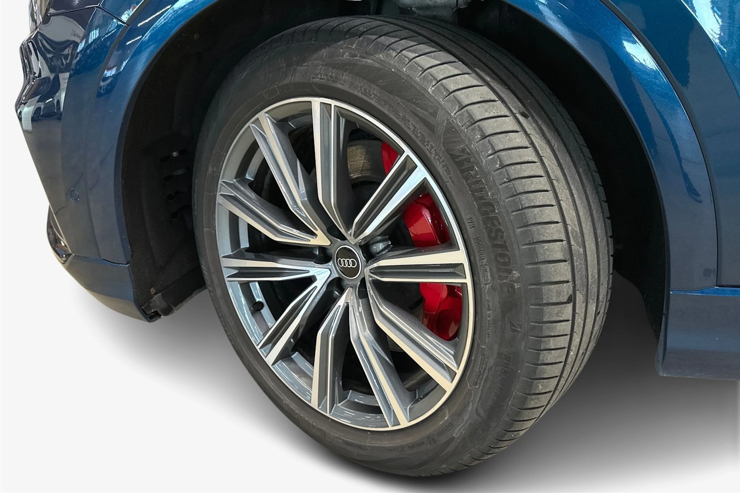 Sininen Audi Q8 2021 kuva 9.