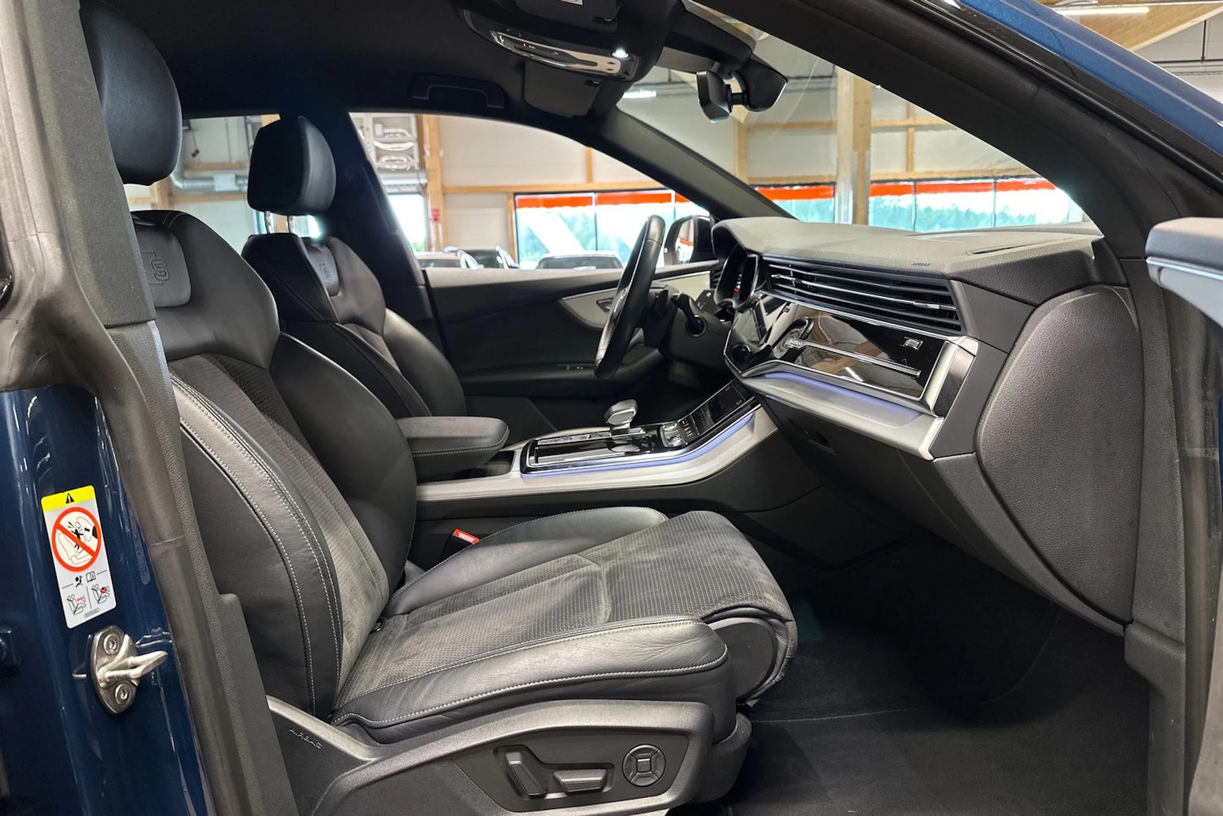 Sininen Audi Q8 2021 kuva 11.