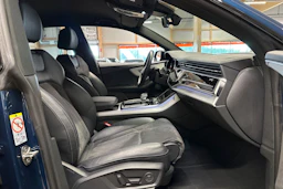Sininen Audi Q8 2021 kuva 11.
