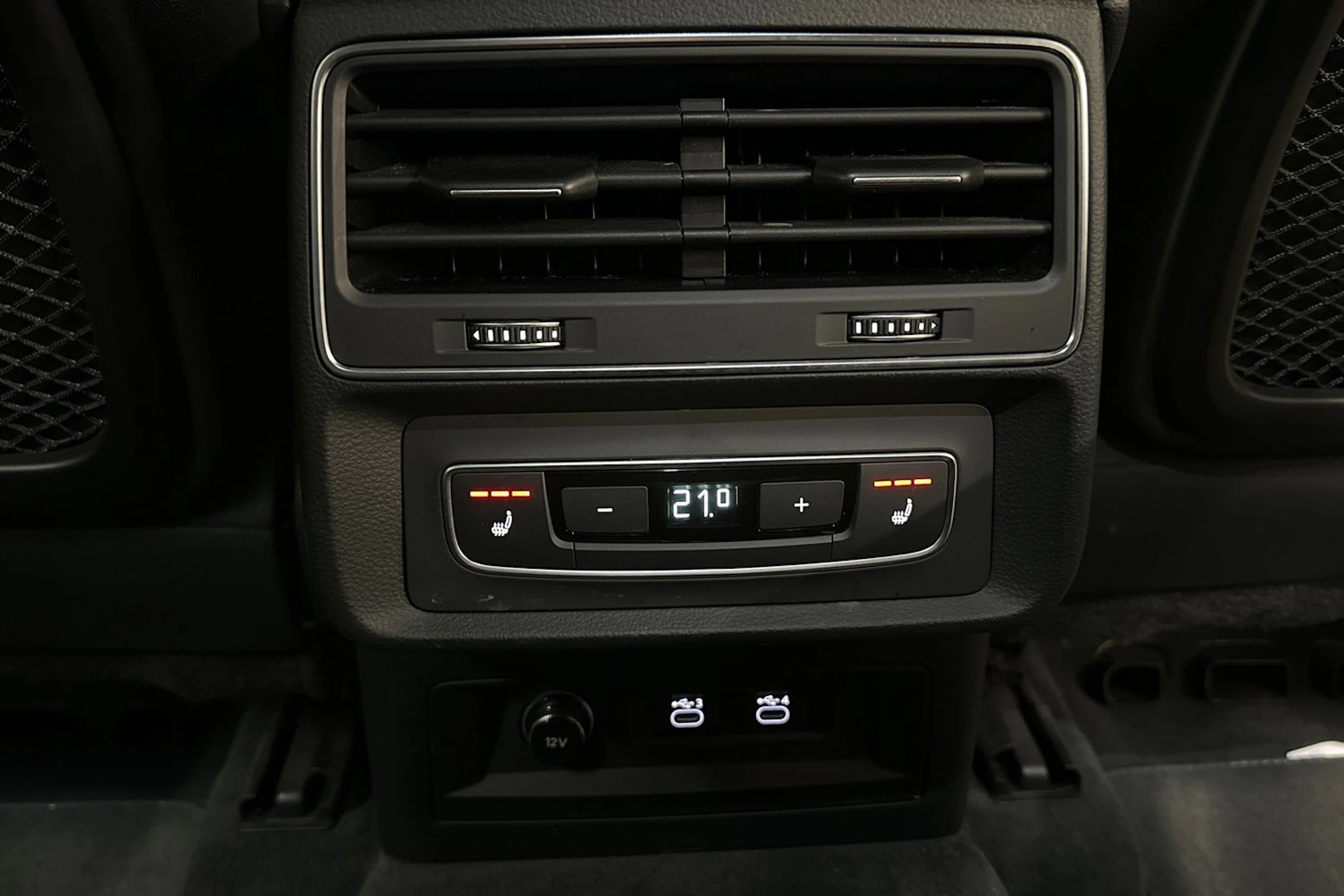 Sininen Audi Q8 2021 kuva 13.