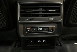 Sininen Audi Q8 2021 kuva 13.