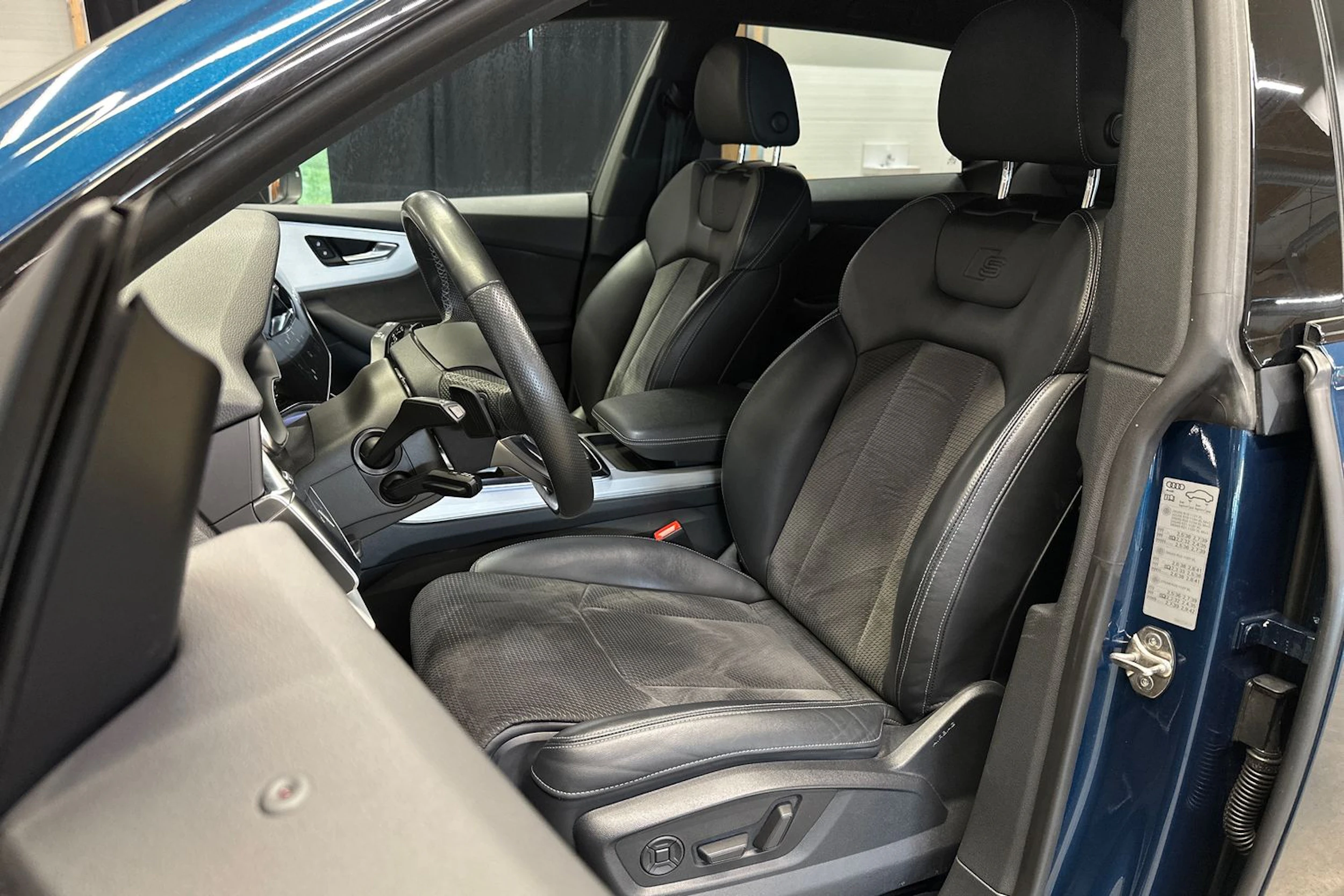 Sininen Audi Q8 2021 kuva 14.