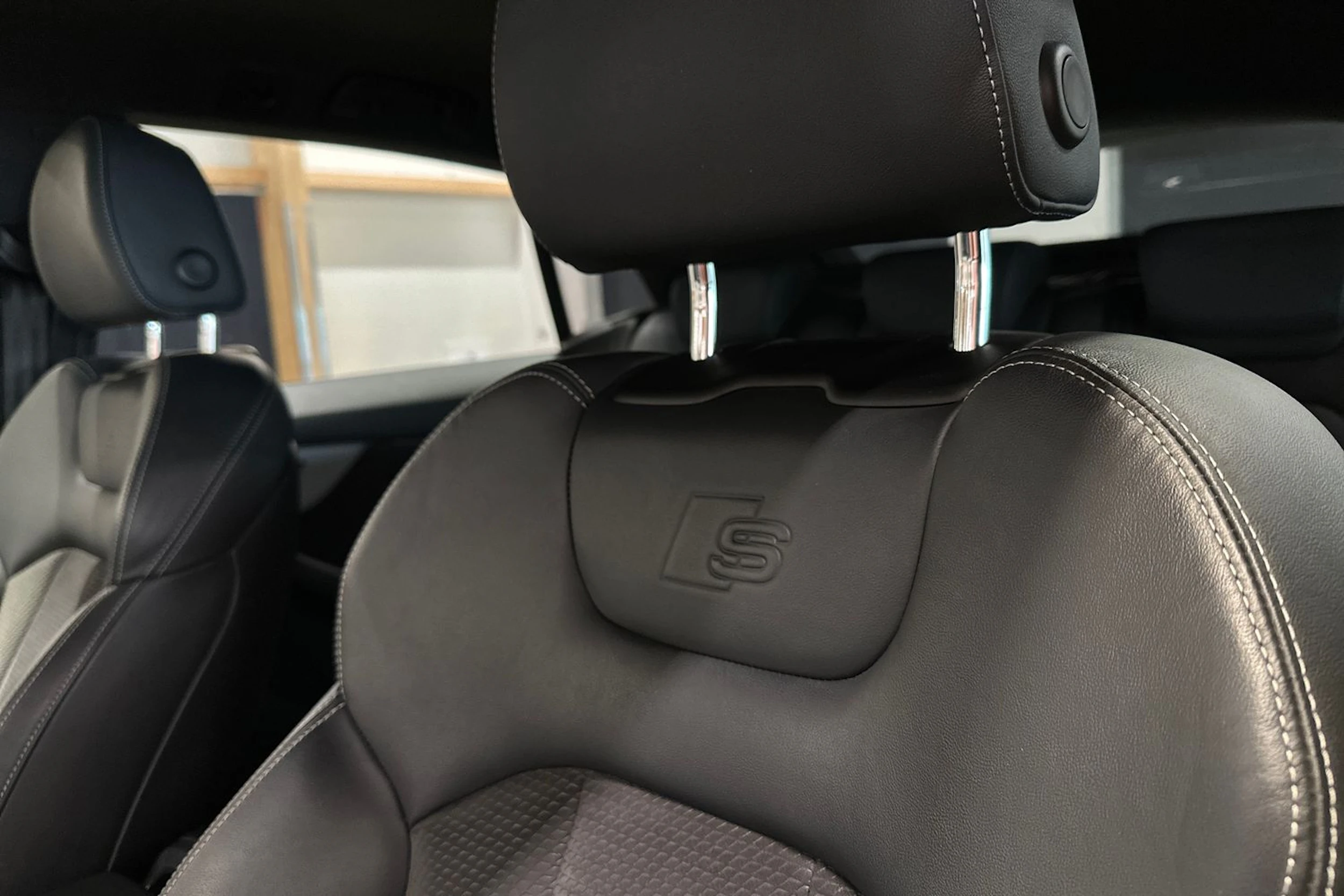 Sininen Audi Q8 2021 kuva 15.