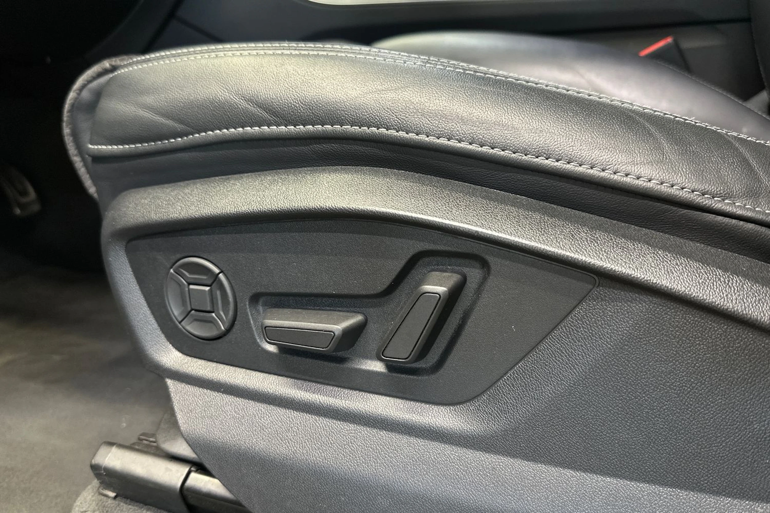 Sininen Audi Q8 2021 kuva 16.