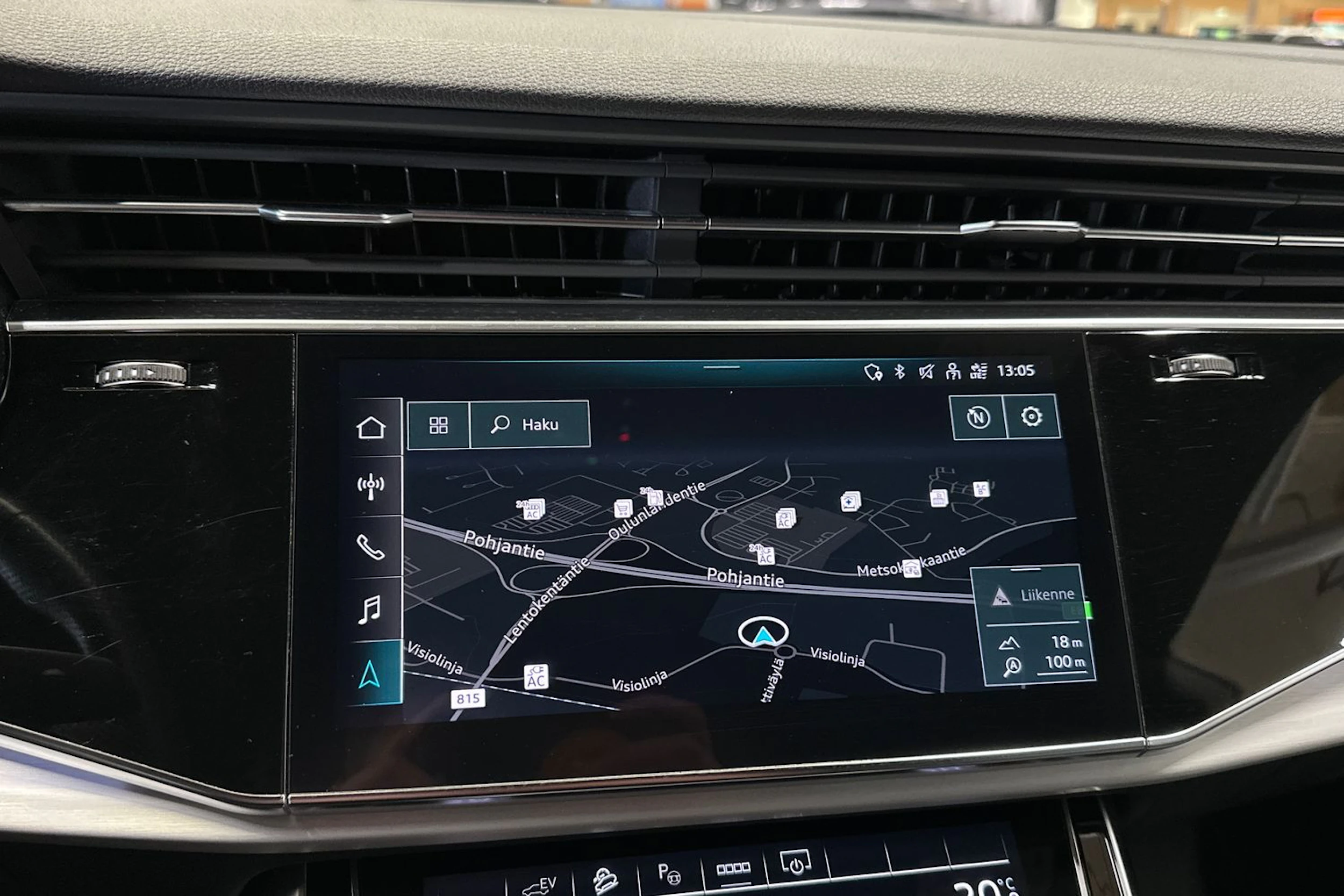 Sininen Audi Q8 2021 kuva 17.