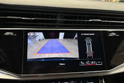 Sininen Audi Q8 2021 kuva 18.