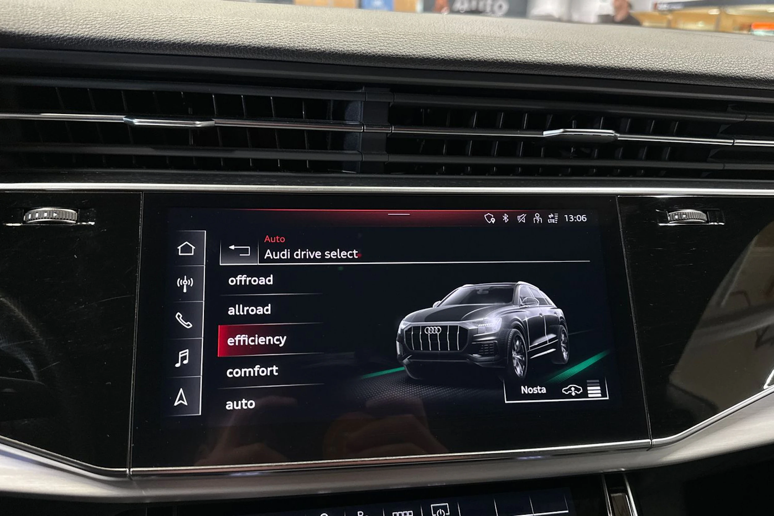Sininen Audi Q8 2021 kuva 19.