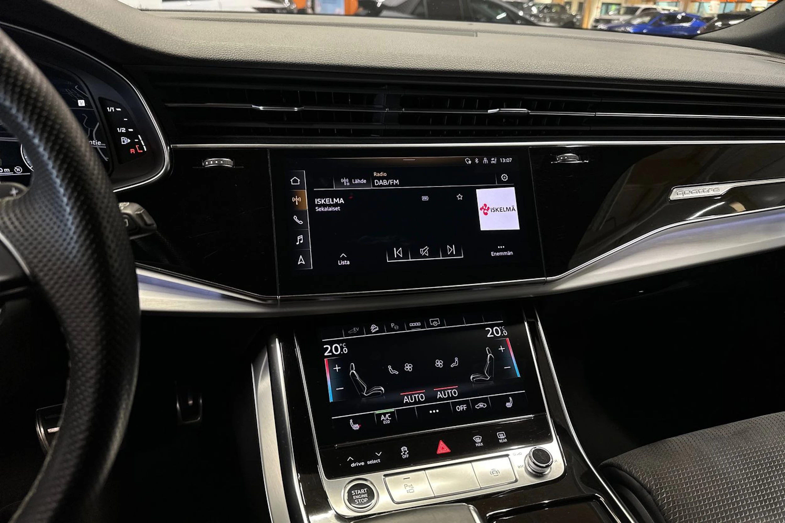 Sininen Audi Q8 2021 kuva 21.