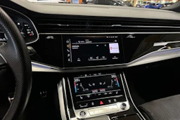 Sininen Audi Q8 2021 kuva 21.
