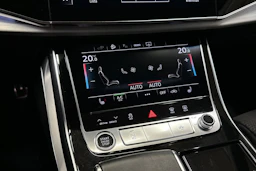 Sininen Audi Q8 2021 kuva 22.