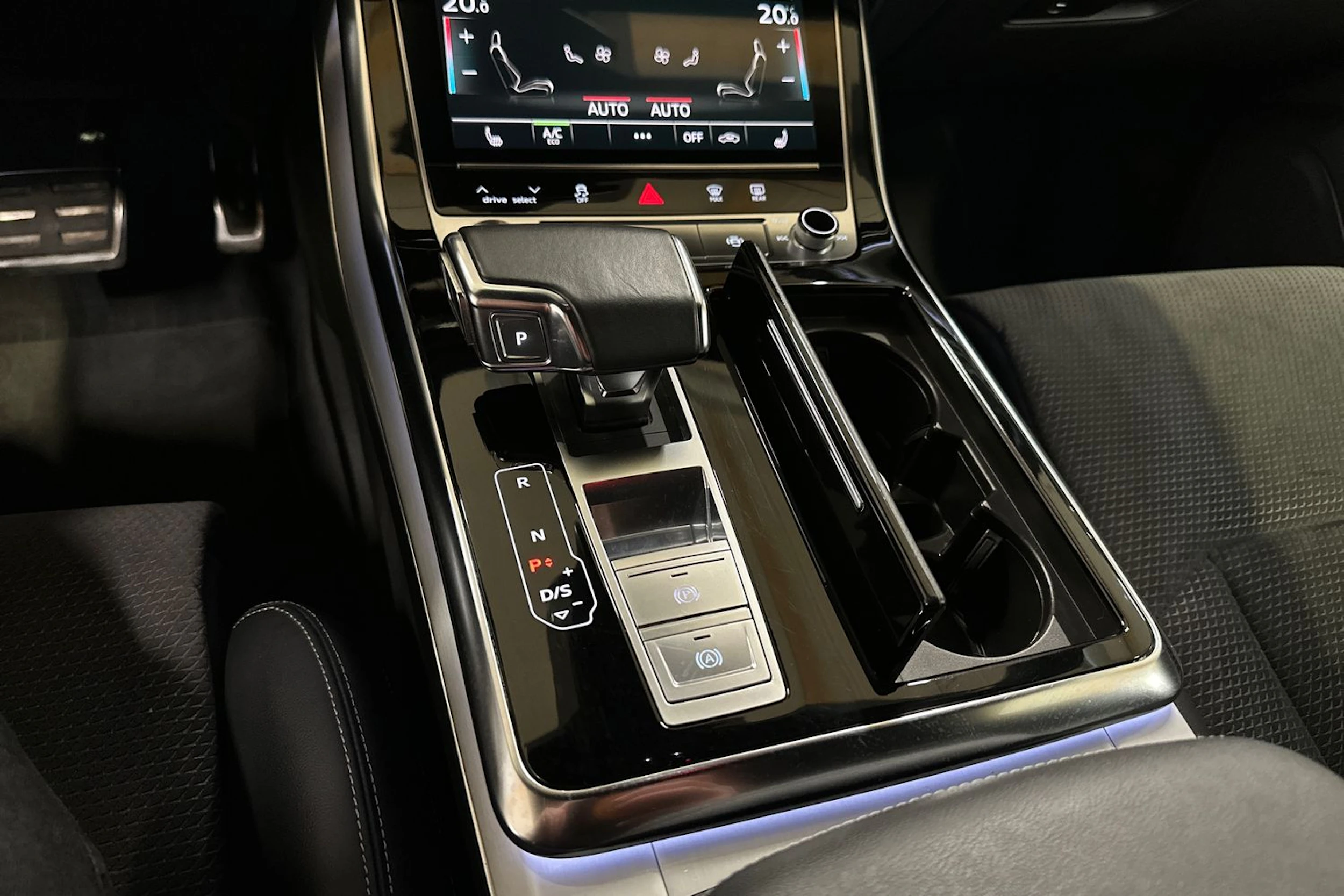 Sininen Audi Q8 2021 kuva 23.