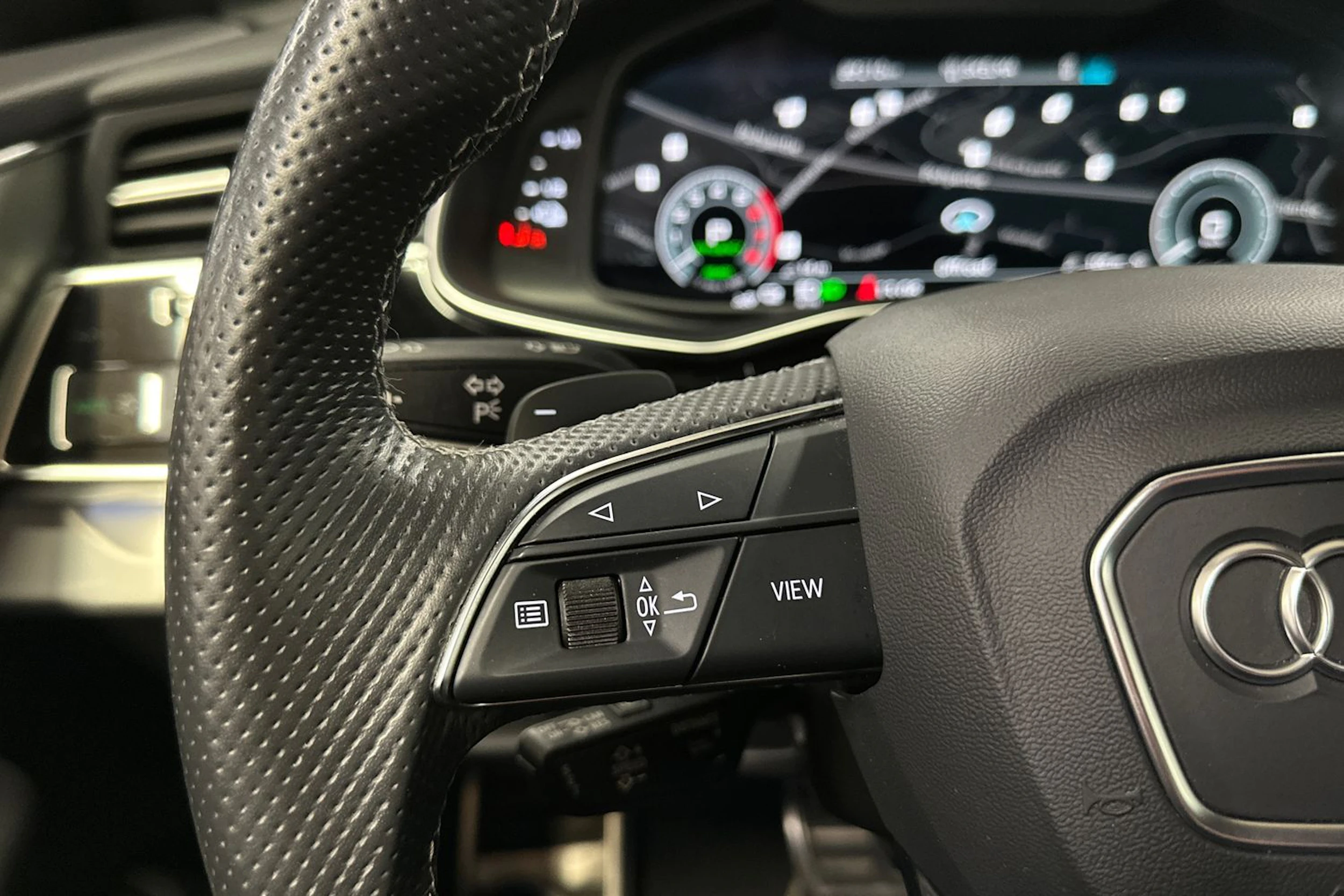 Sininen Audi Q8 2021 kuva 25.