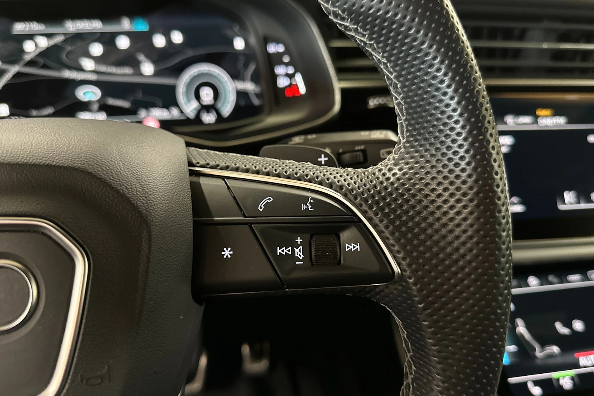 Sininen Audi Q8 2021 kuva 26.