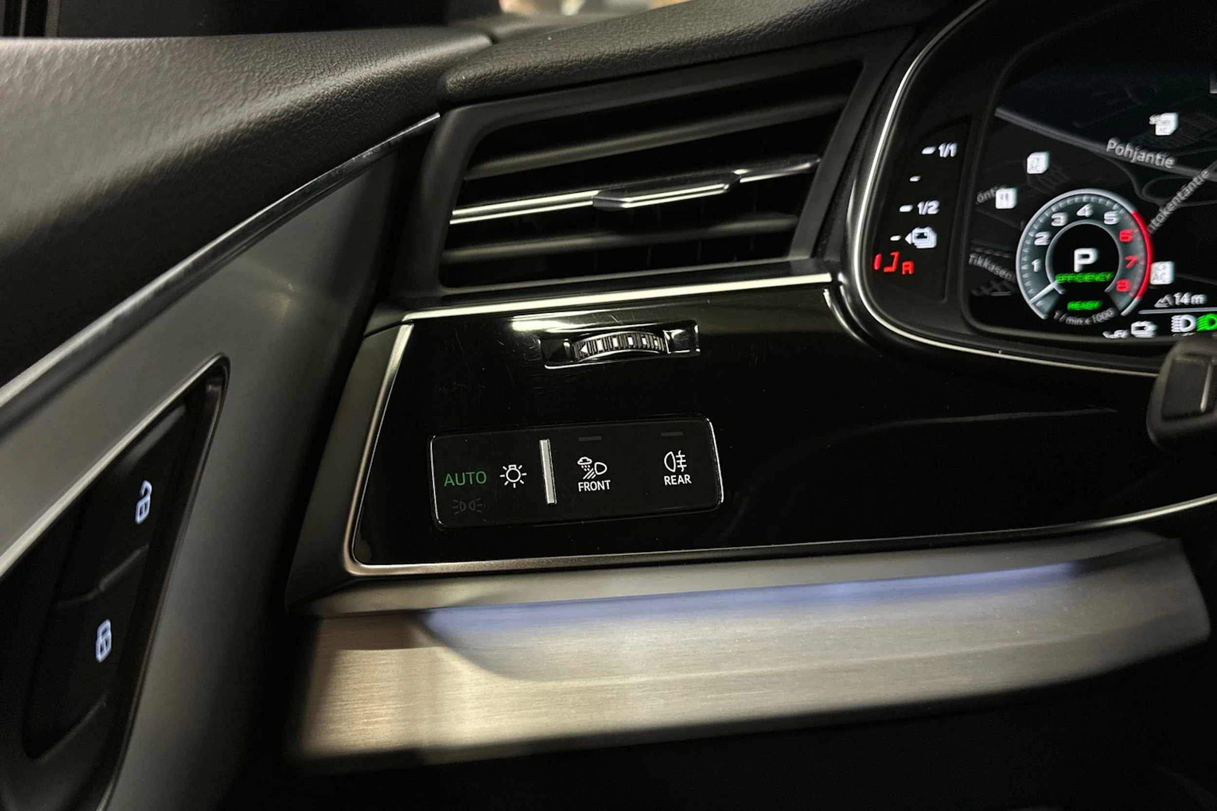 Sininen Audi Q8 2021 kuva 27.