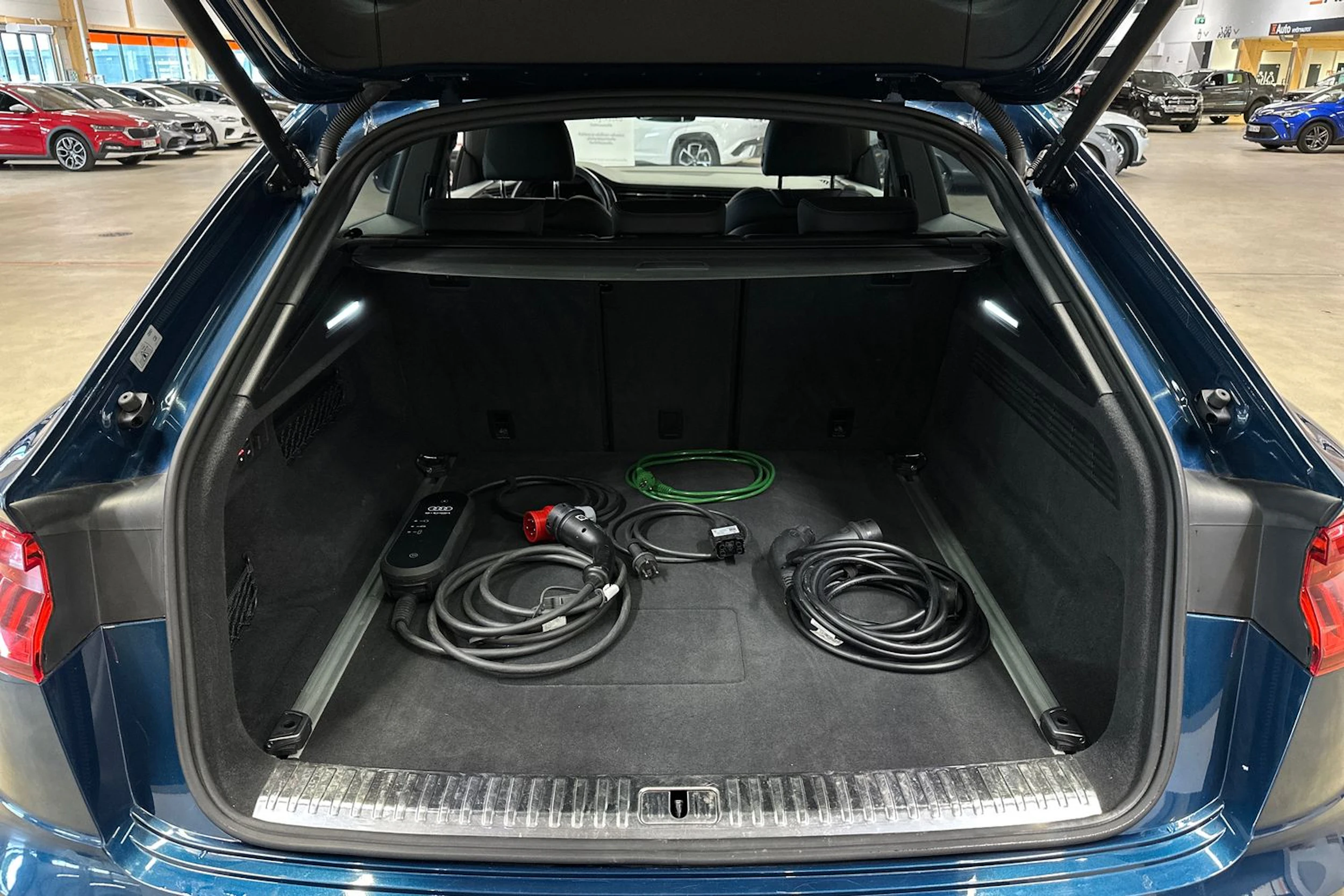Sininen Audi Q8 2021 kuva 29.