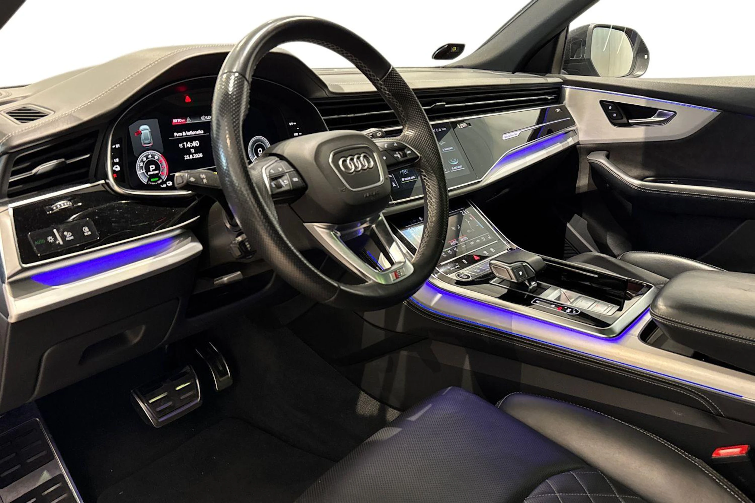 harmaa Audi Q8 2021 kuva 3.