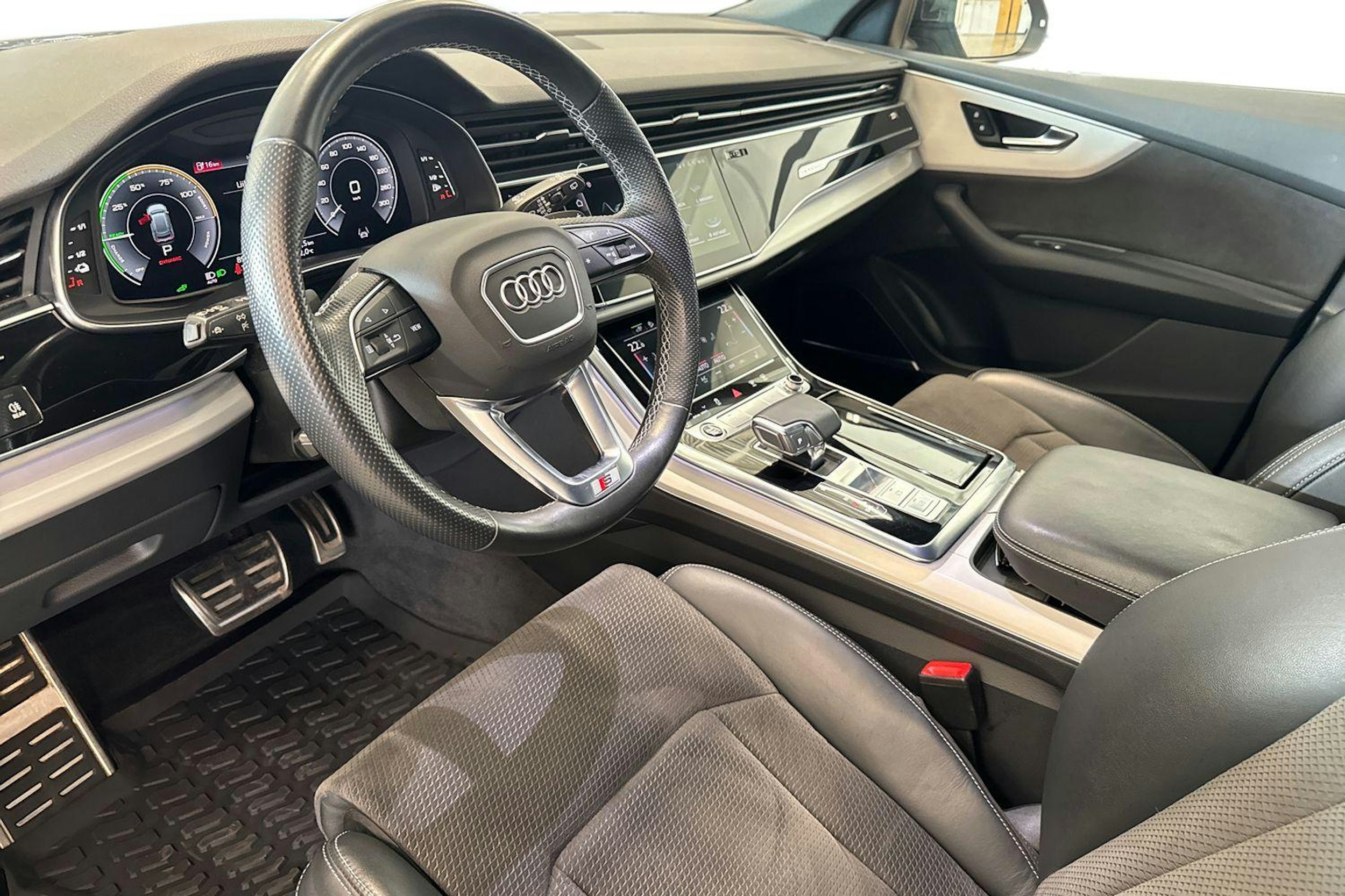 hopea Audi Q8 2021 kuva 6.