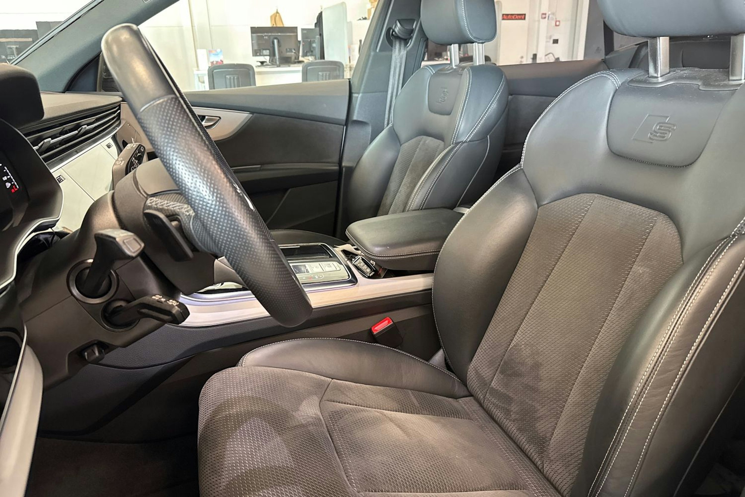 hopea Audi Q8 2021 kuva 13.