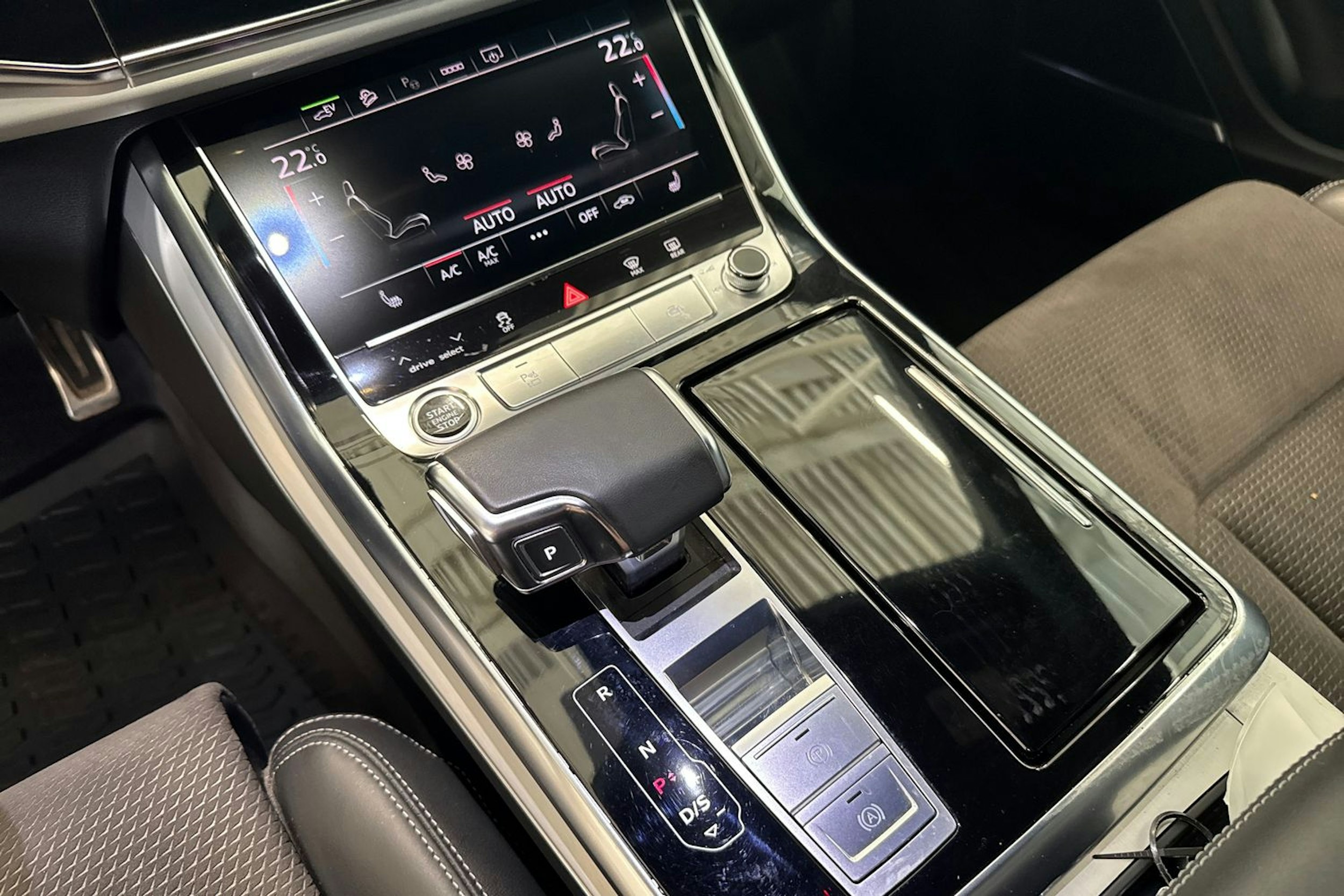 hopea Audi Q8 2021 kuva 16.