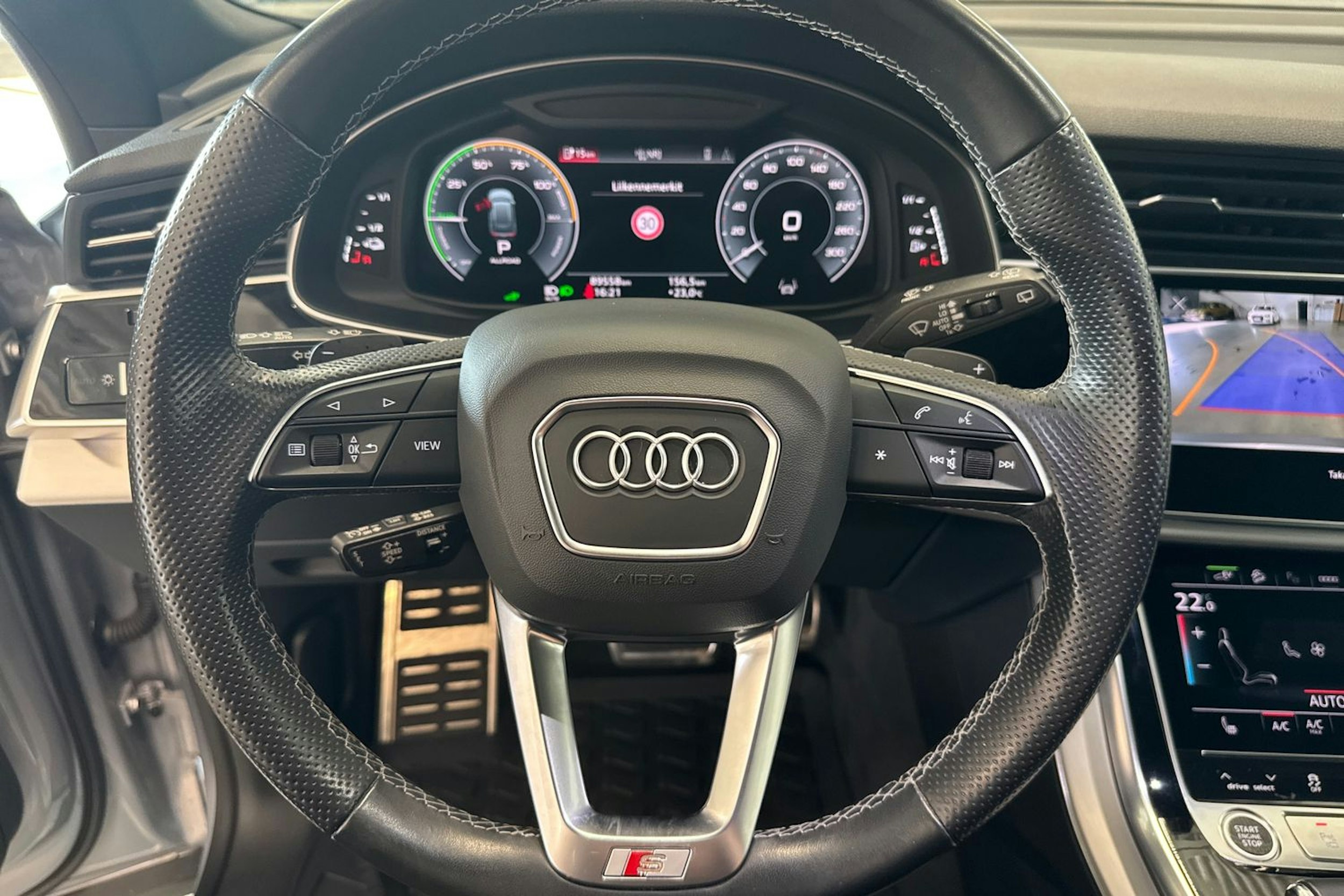 hopea Audi Q8 2021 kuva 23.