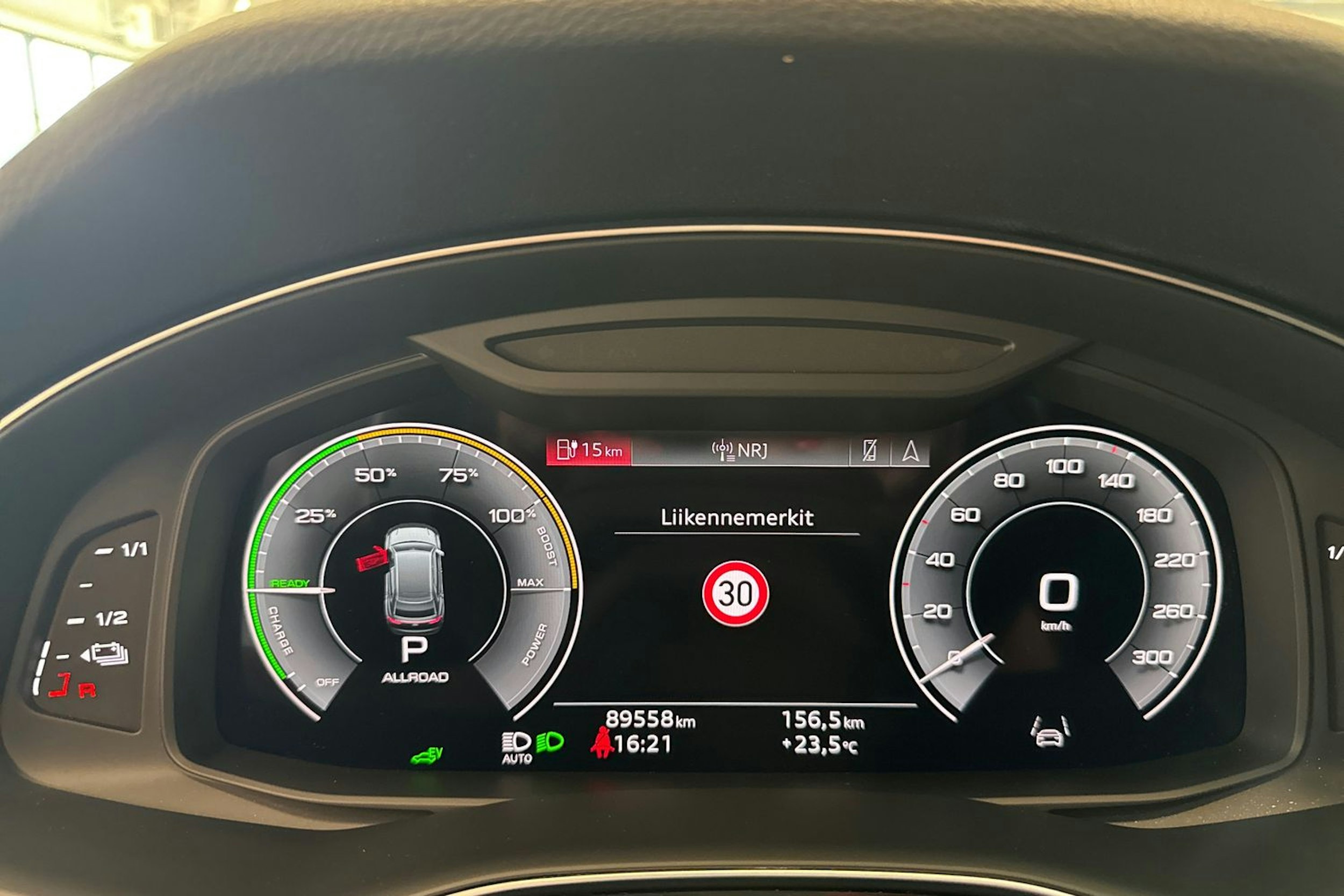 hopea Audi Q8 2021 kuva 24.