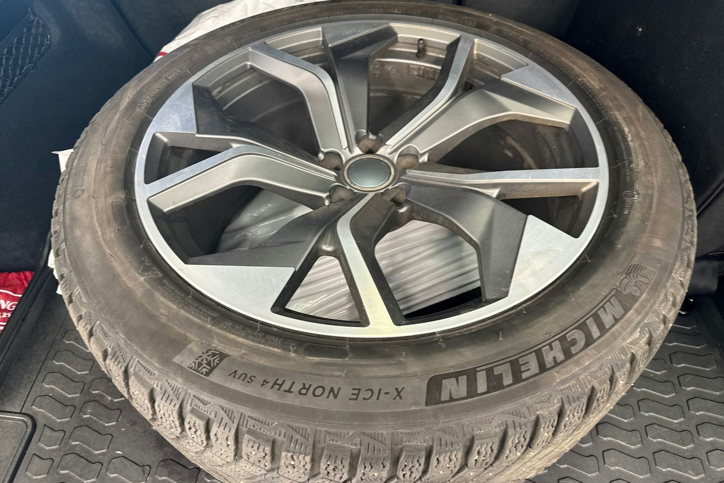 hopea Audi Q8 2021 kuva 28.