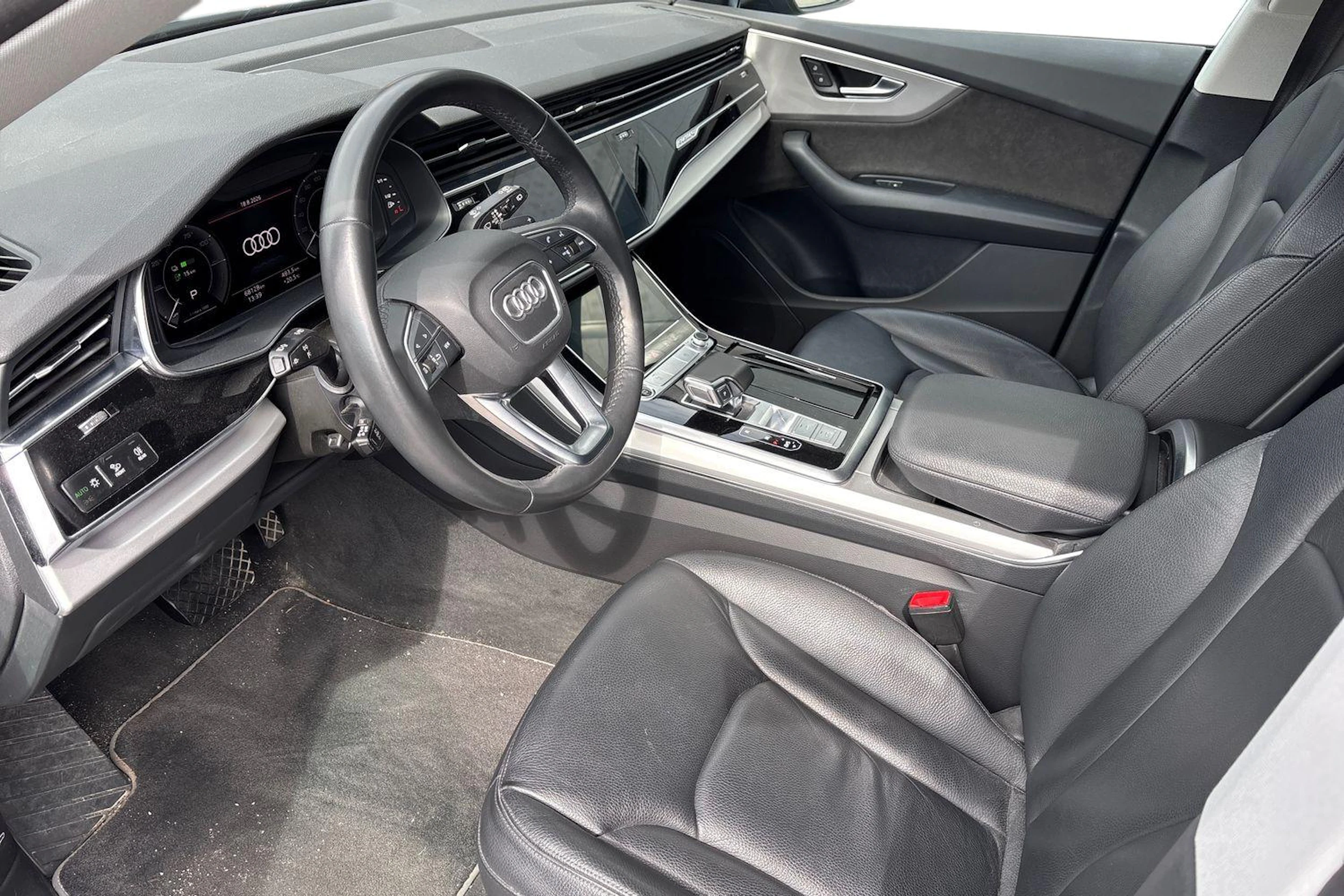 sininen Audi Q8 2021 kuva 3.