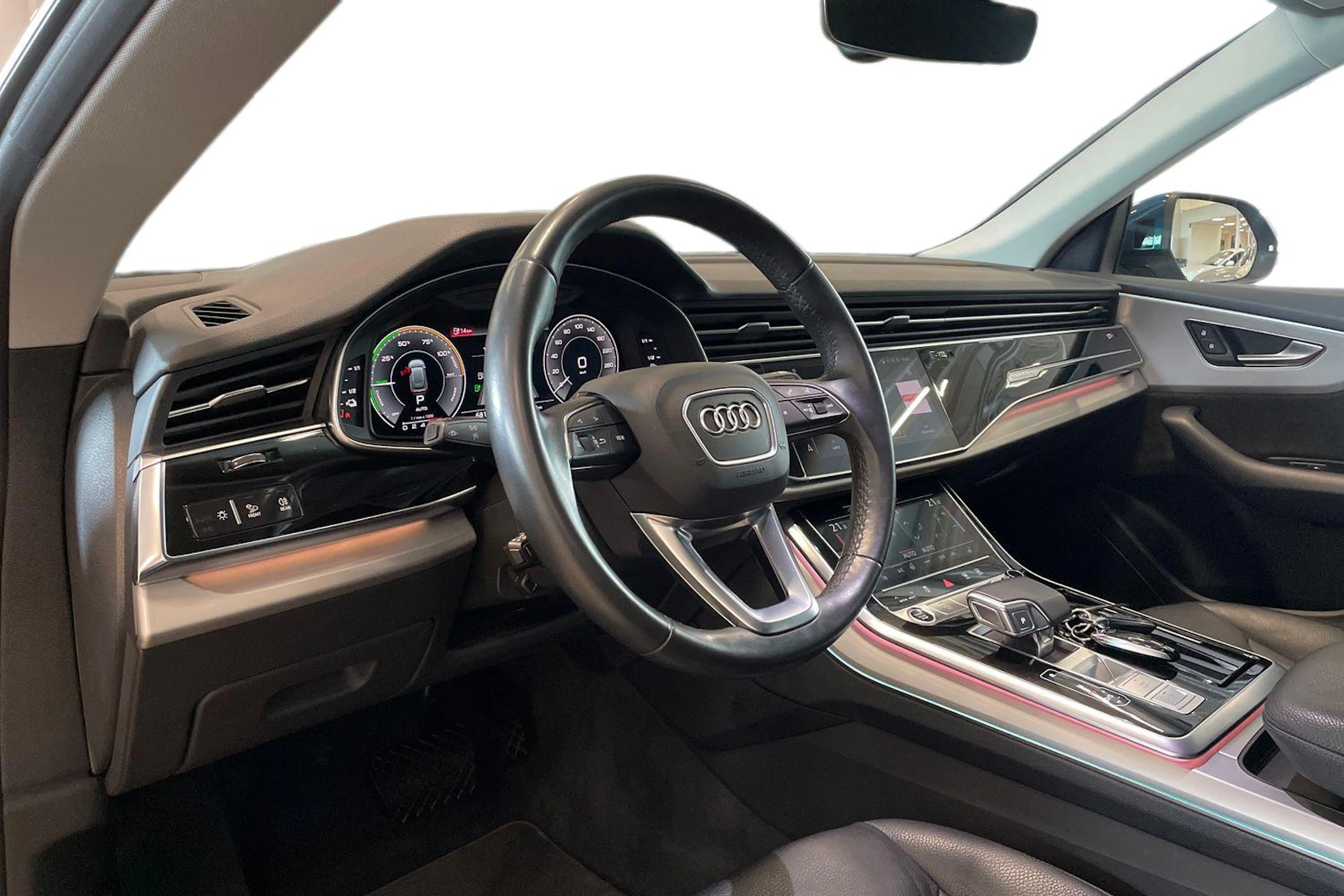 sininen Audi Q8 2021 kuva 6.