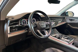 sininen Audi Q8 2021 kuva 6.