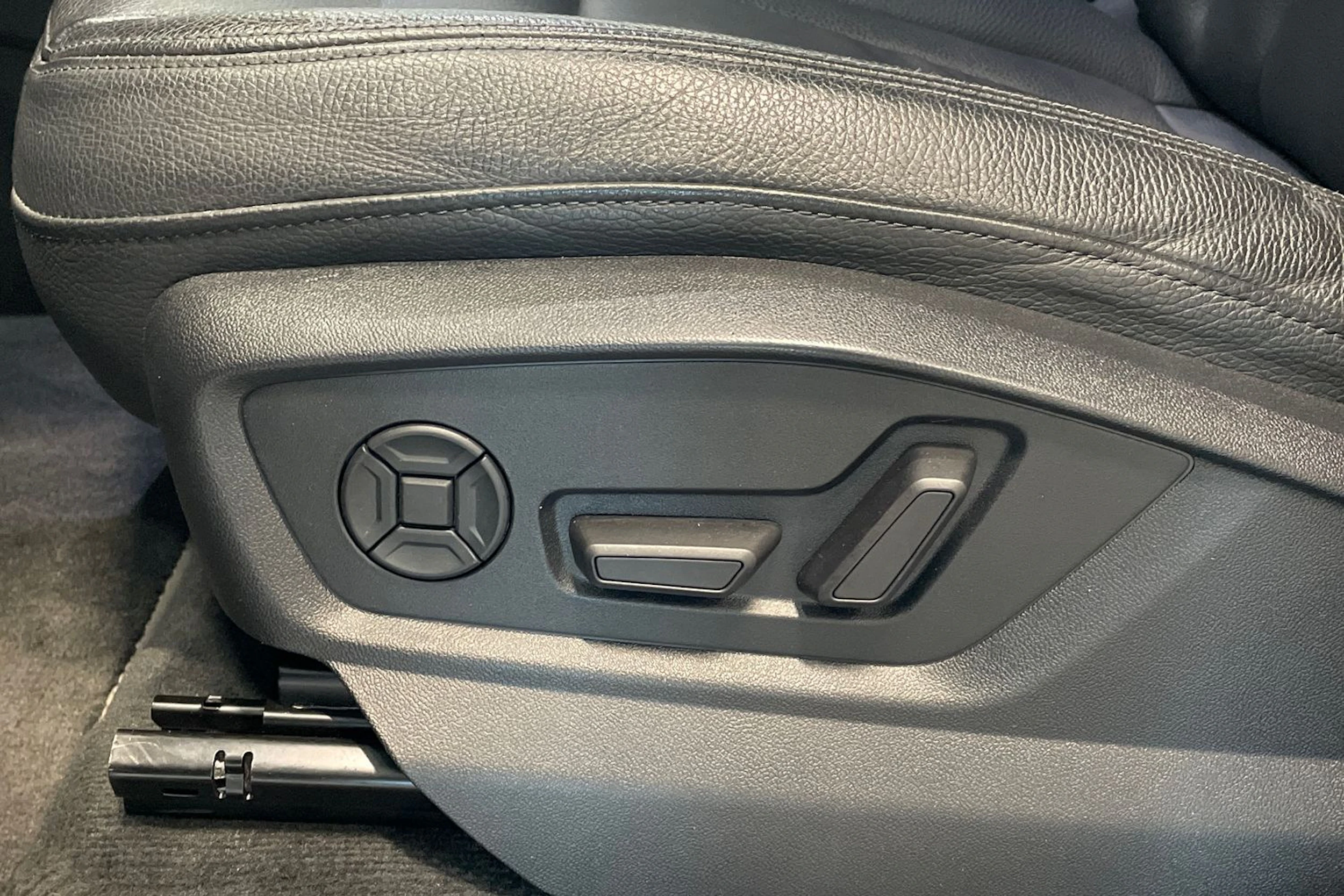 sininen Audi Q8 2021 kuva 12.