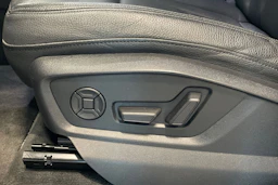 sininen Audi Q8 2021 kuva 12.