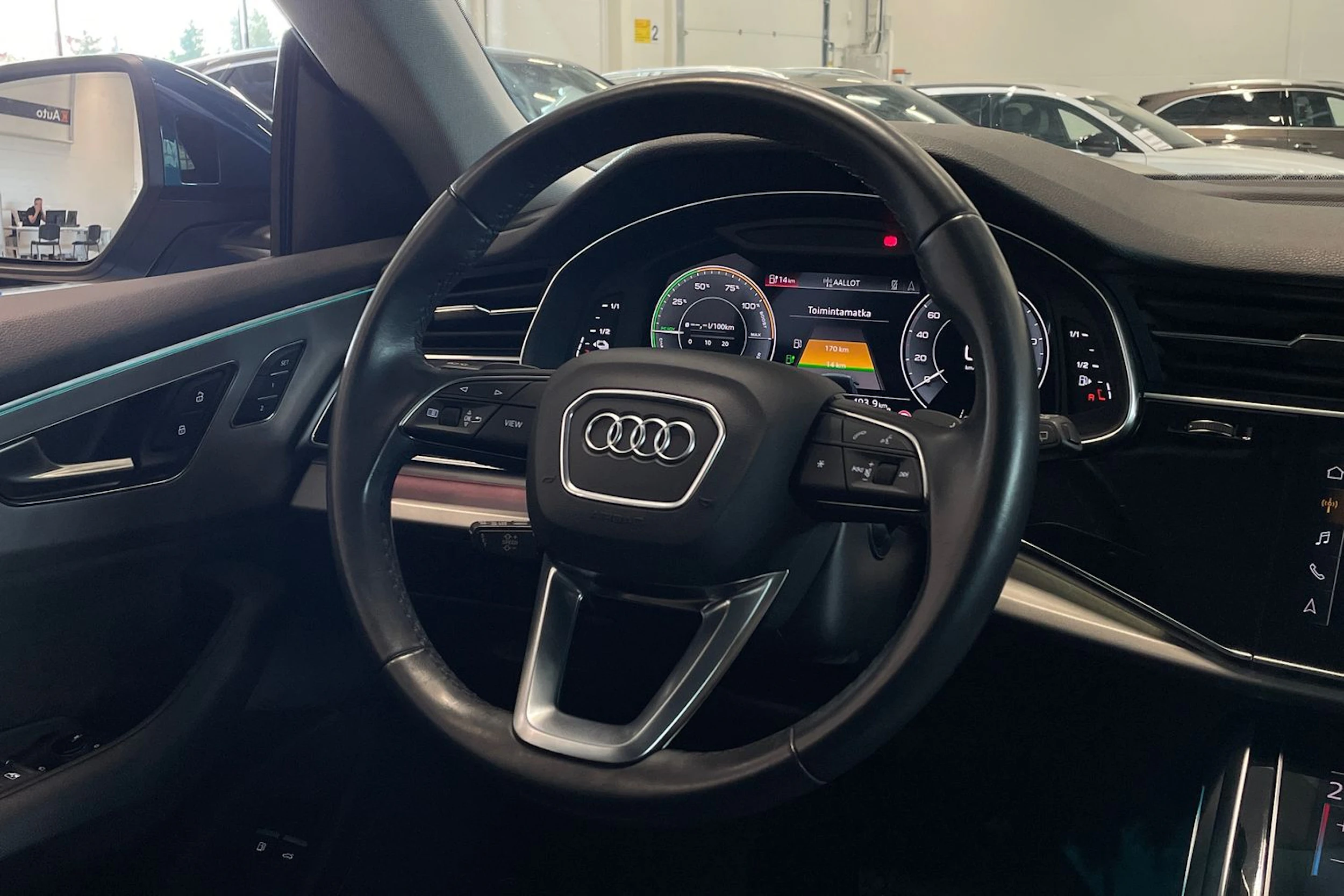 sininen Audi Q8 2021 kuva 13.