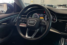sininen Audi Q8 2021 kuva 13.