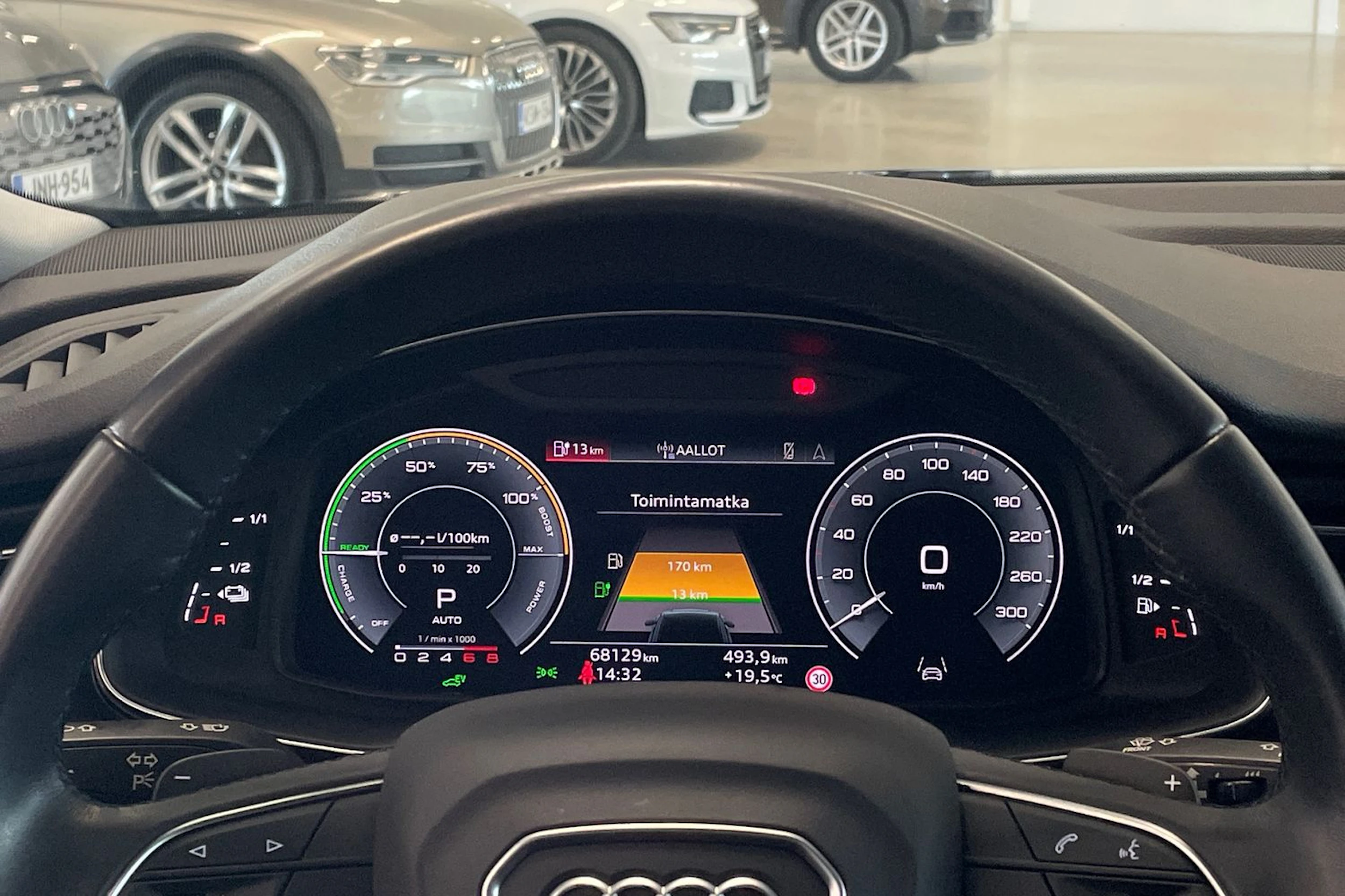 sininen Audi Q8 2021 kuva 14.