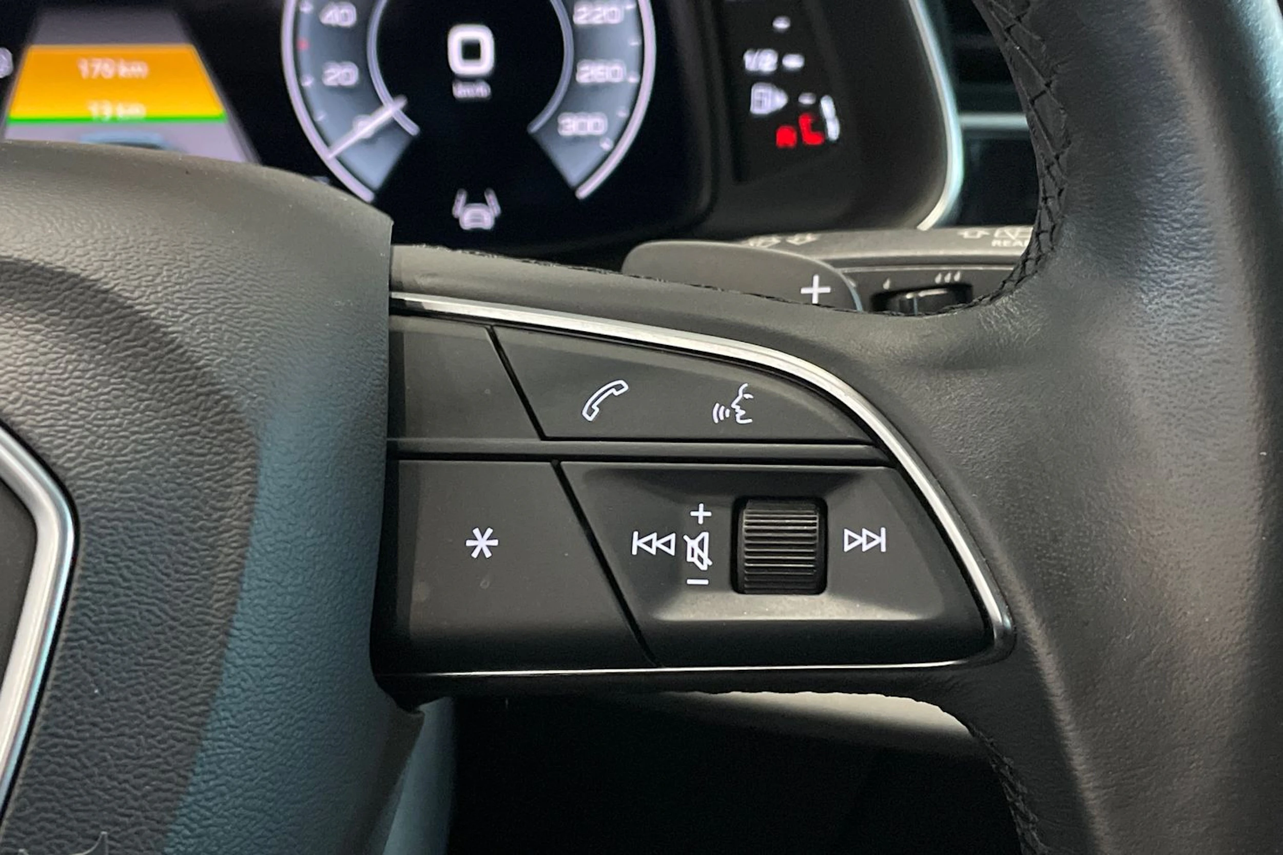 sininen Audi Q8 2021 kuva 15.
