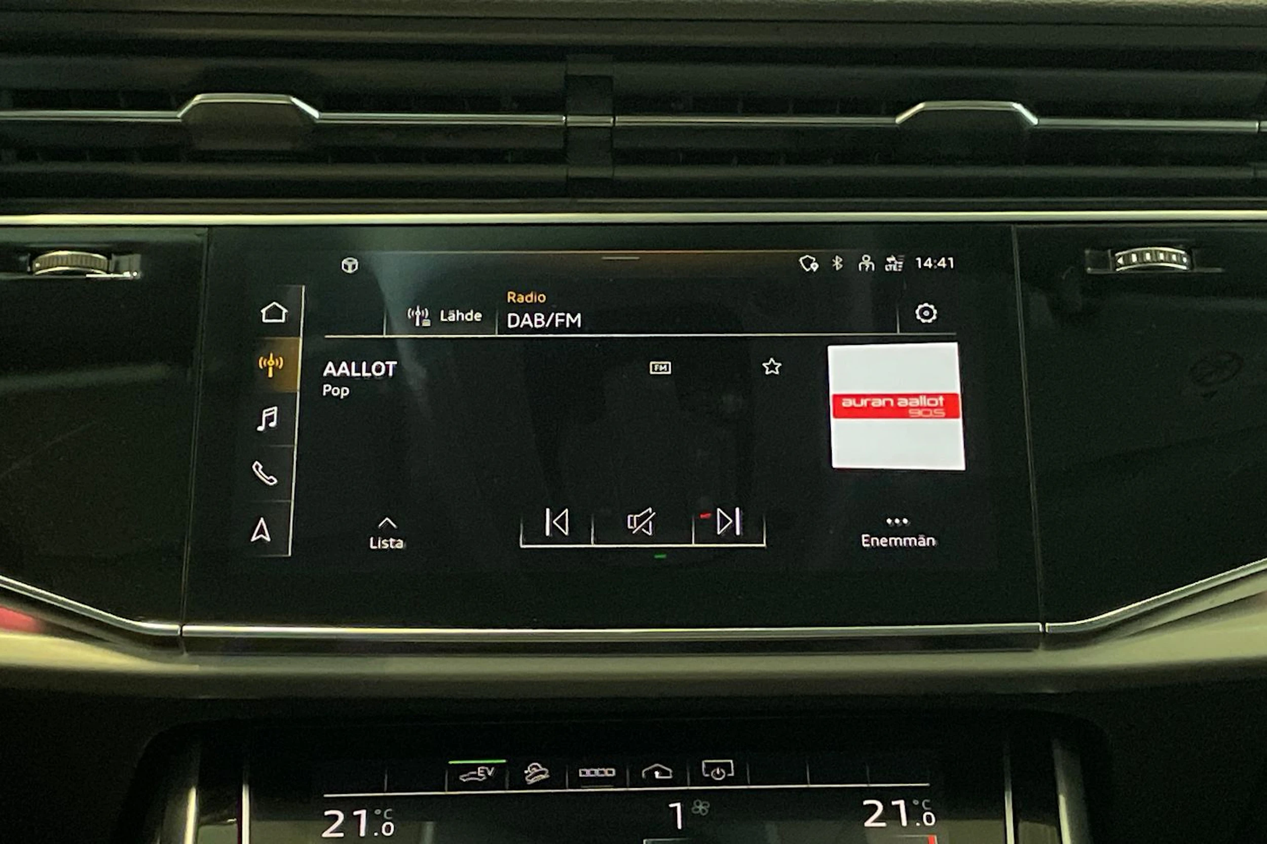 sininen Audi Q8 2021 kuva 18.