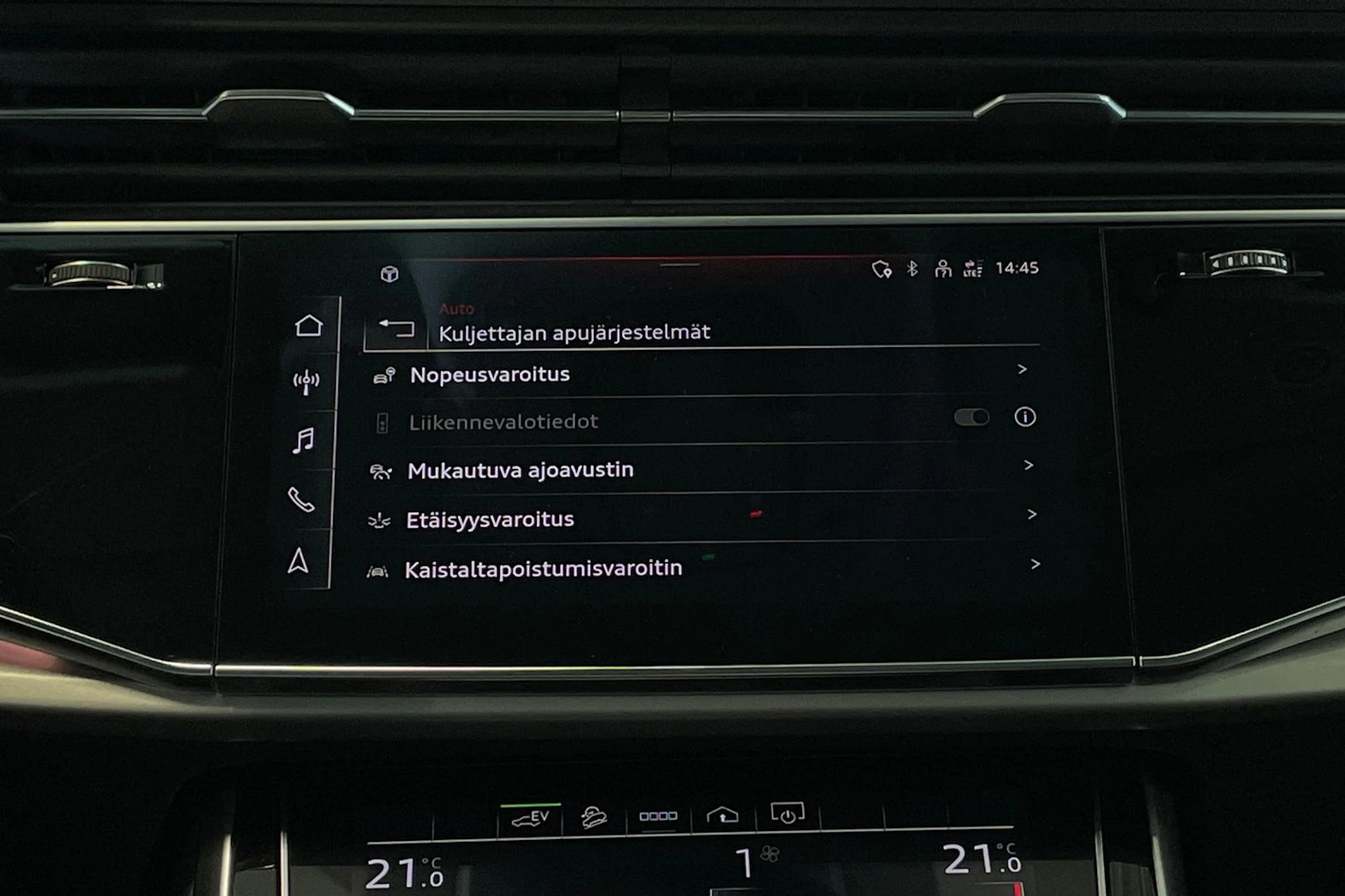 sininen Audi Q8 2021 kuva 21.