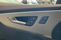 sininen Audi Q8 2021 kuva 30.