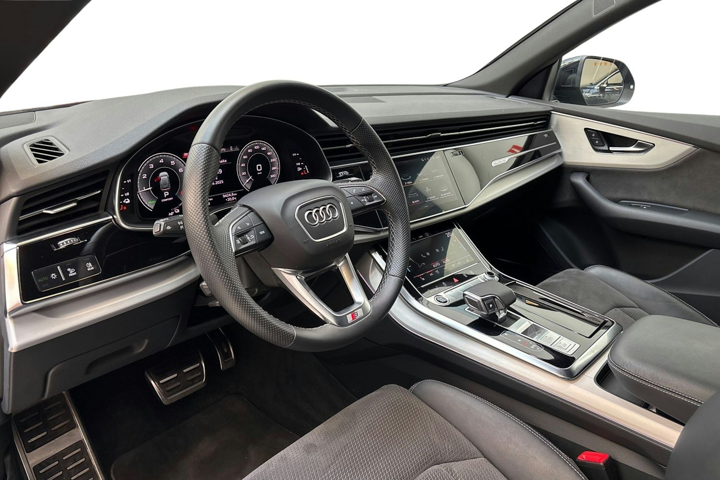 musta Audi Q8 2021 kuva 7.