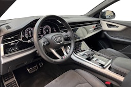 musta Audi Q8 2021 kuva 7.