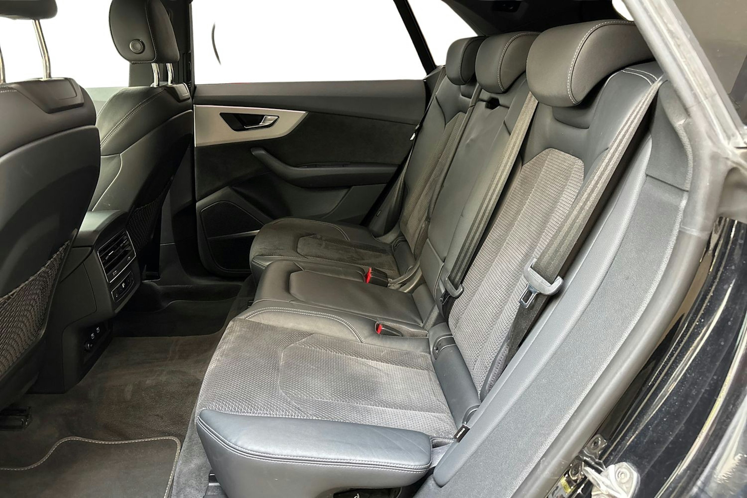 musta Audi Q8 2021 kuva 10.