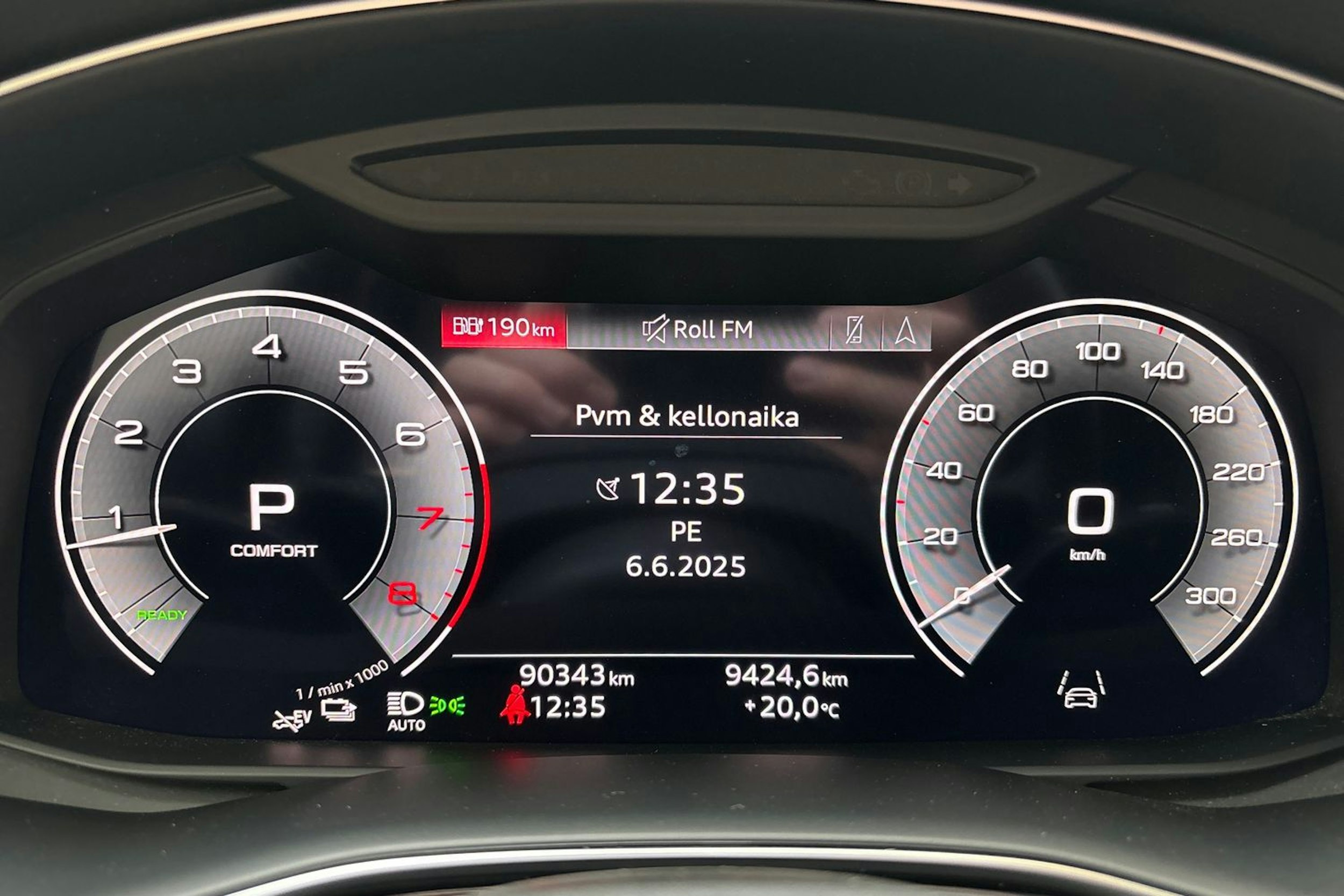 musta Audi Q8 2021 kuva 14.