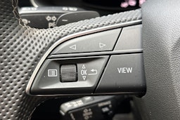 musta Audi Q8 2021 kuva 15.